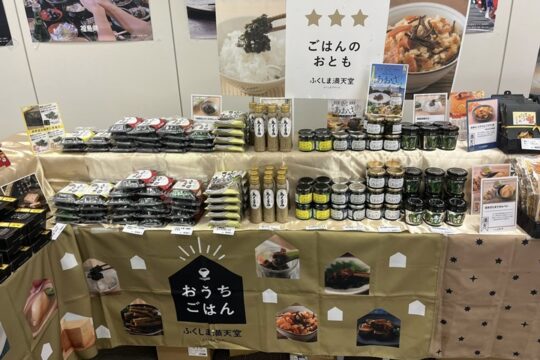 福島県外での販売会へ出展し、顧客ニーズや商品動向を探る県外テストマーケティングとして、六本木にある原子力規制庁内で開催の福島物産販売会へ、日本橋福島物産館と共同出店しました。 ふくしま満天堂は、新商品、季節商品等を含め約50商品を販売し、クローズドな販売会であるからこそ、来店者と積極的にコミュニケーションをとることができ、商品に対する反応や、ニーズを探る機会となりました。